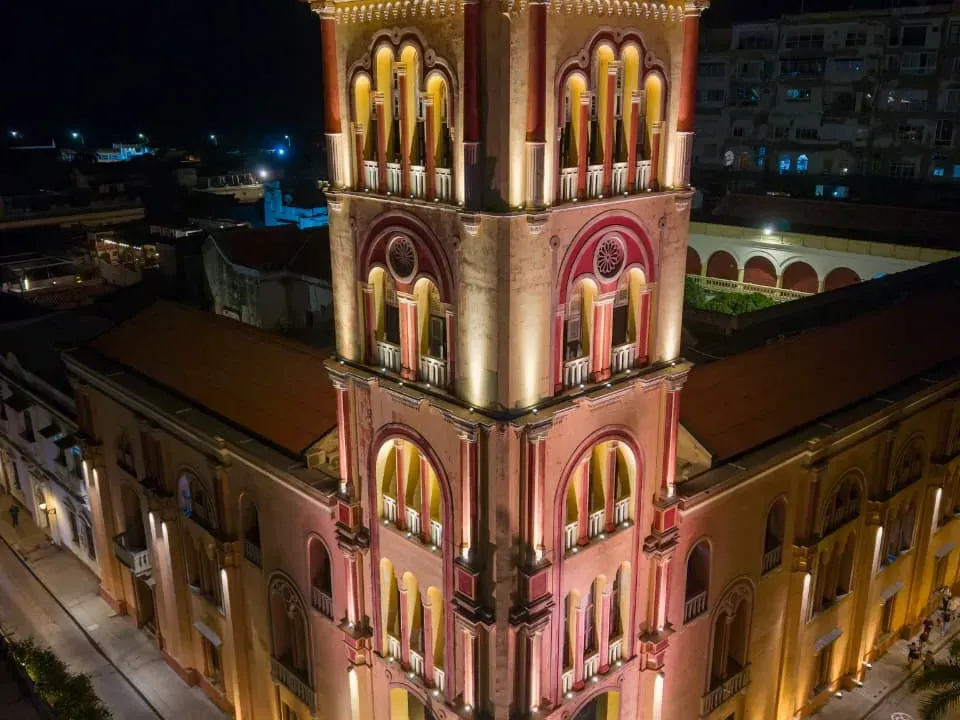 Torre de Unicartagena se ilumina para preservar memoria y patrimonio de la ciudad