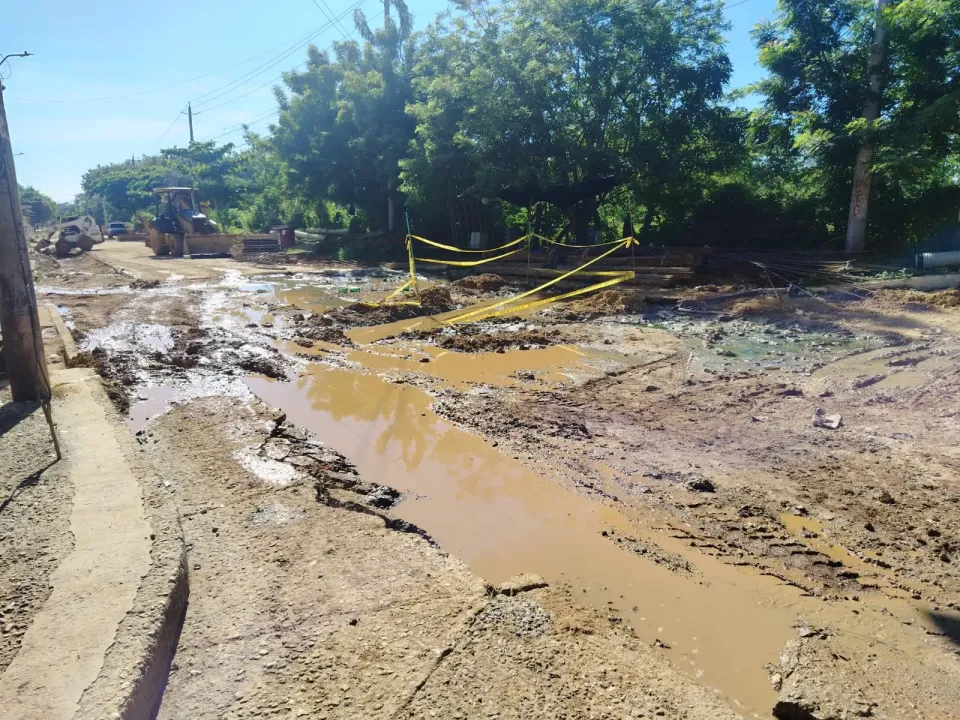 Es urgente terminar pavimentación de la calle 13 en Turbaco piden residentes de la zona